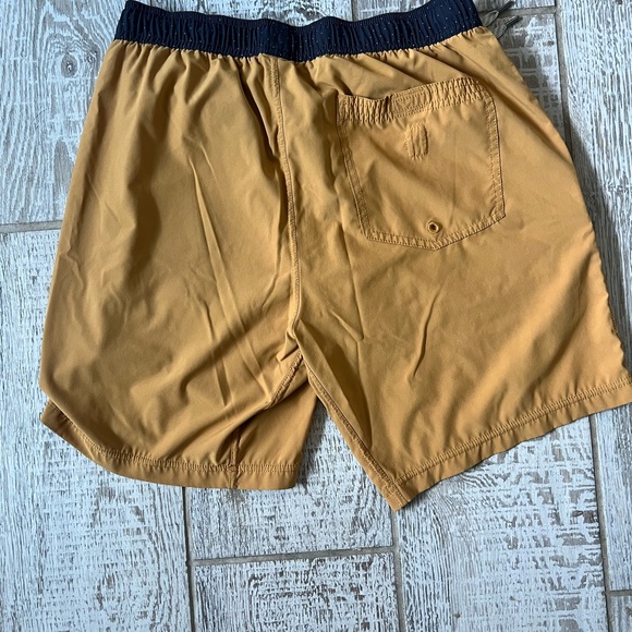 Vuori Men's Mustard Yellow Kore Shorts w/ Liner 7.5 inseam Large - Picture 2 of 2